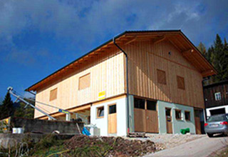 ZEBAU Zimmerei | Landwirtschaftliches Gebäude am Pass Gschütt