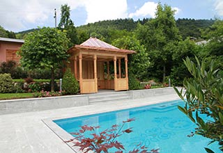 Bauunternehmen ZEBAU | Swimmingpool mit Gasheizung und Einlegearbeiten