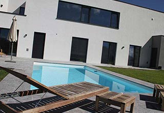 Bauunternehmen ZEBAU | Moderner Pool zu modernen Haus